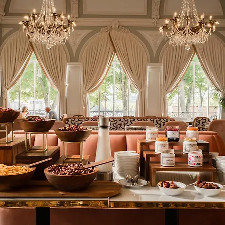 ホテル Les Lumieres - Relais & Chateaux